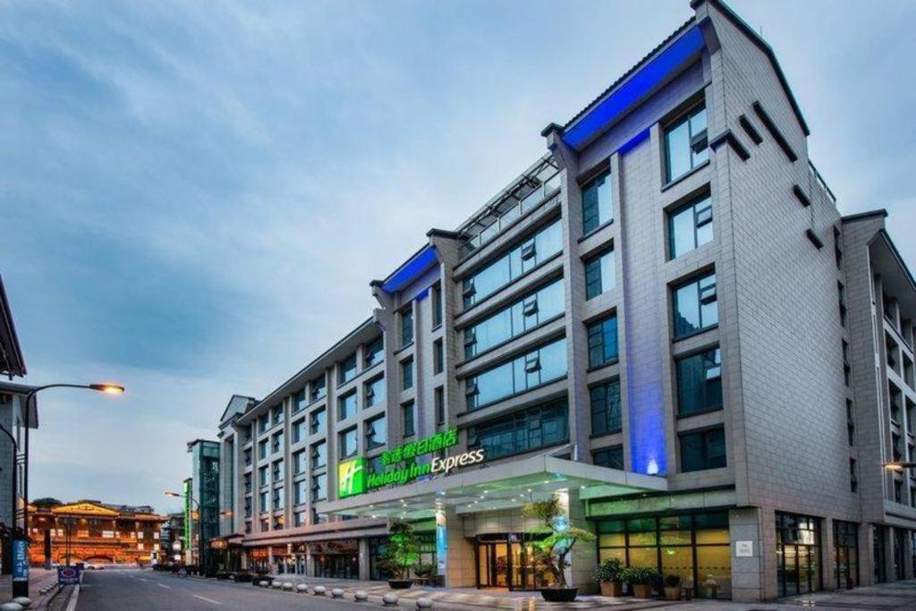Holiday Inn Express Dujiangyan Ancient City Zewnętrze zdjęcie