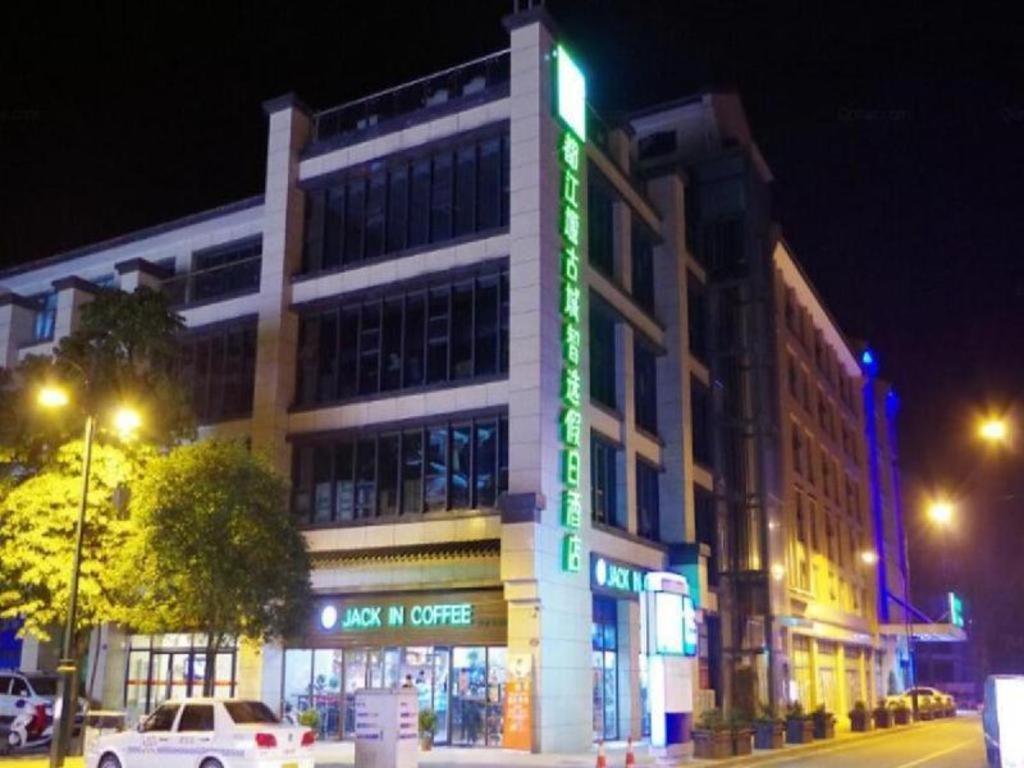 Holiday Inn Express Dujiangyan Ancient City Zewnętrze zdjęcie